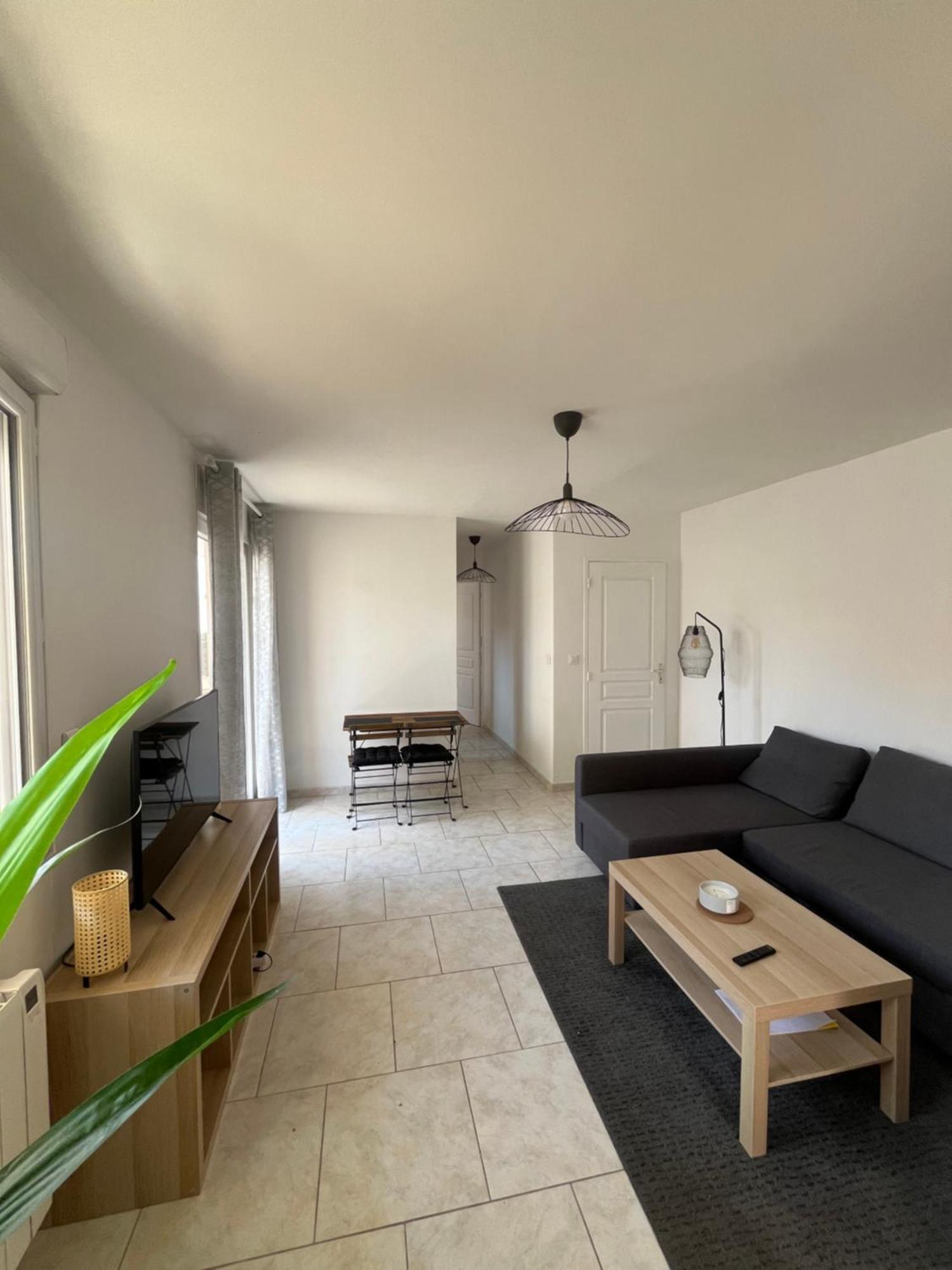 Charmant Bas De Villa Avec Terrasse A Proximite De La Plage Et Du Port Carqueiranne Dış mekan fotoğraf